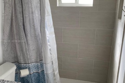 Condo in Miami, Florida, 1 bedroom  № 2000684 - photo 8