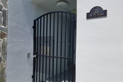 Condo in Miami, Florida, 1 bedroom  № 2000684 - photo 3