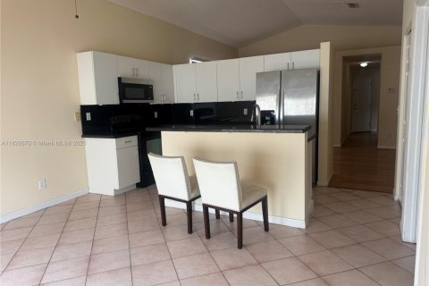 House in Miramar, Florida 4 bedrooms, 137.22 sq.m. № 1804169 - photo 9