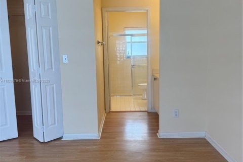 House in Miramar, Florida 4 bedrooms, 137.22 sq.m. № 1804169 - photo 16