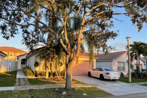 House in Miramar, Florida 4 bedrooms, 137.22 sq.m. № 1804169 - photo 1