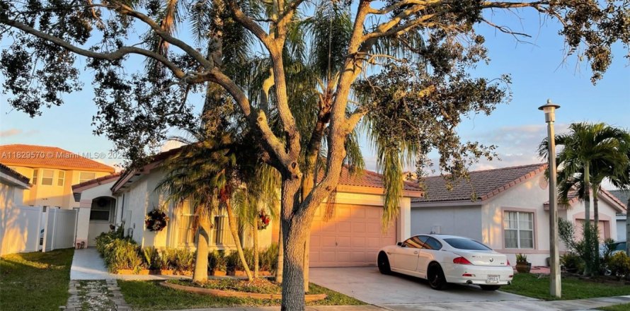 House in Miramar, Florida 4 bedrooms, 137.22 sq.m. № 1804169