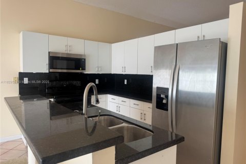 House in Miramar, Florida 4 bedrooms, 137.22 sq.m. № 1804169 - photo 10