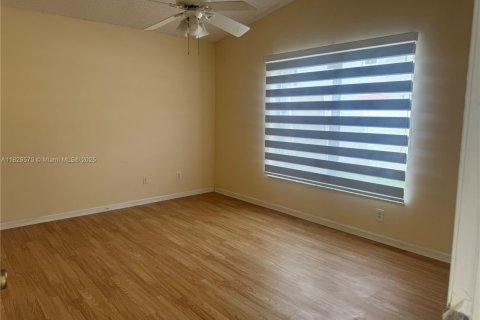 House in Miramar, Florida 4 bedrooms, 137.22 sq.m. № 1804169 - photo 13