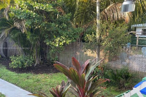 Casa en alquiler en Miami, Florida, 1 dormitorio, 199 m2 № 1749840 - foto 13