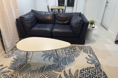 Casa en alquiler en Miami, Florida, 1 dormitorio, 199 m2 № 1749840 - foto 6