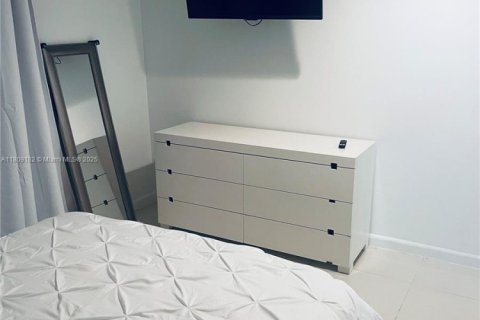 Casa en alquiler en Miami, Florida, 1 dormitorio, 199 m2 № 1749840 - foto 8