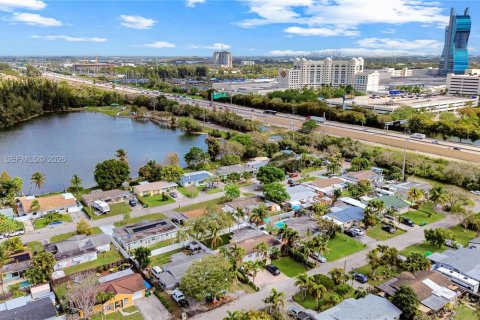 House in Davie, Florida 3 bedrooms, 180.23 sq.m. № 2043738 - photo 5