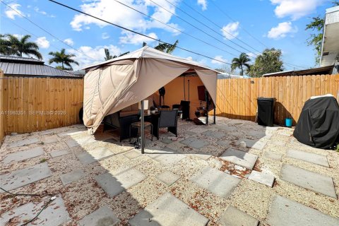 House in Davie, Florida 3 bedrooms, 180.23 sq.m. № 2043738 - photo 25