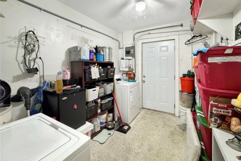 House in Davie, Florida 3 bedrooms, 180.23 sq.m. № 2043738 - photo 23