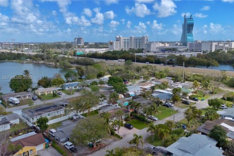 House in Davie, Florida 3 bedrooms, 180.23 sq.m. № 2043738 - photo 3