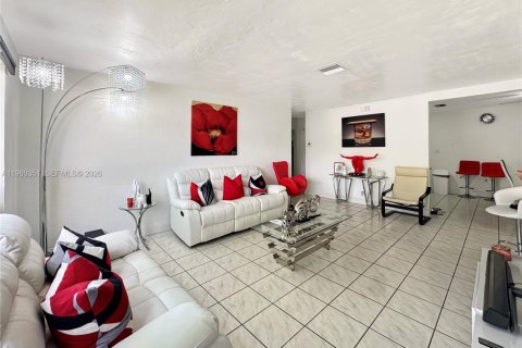 House in Davie, Florida 3 bedrooms, 180.23 sq.m. № 2043738 - photo 9