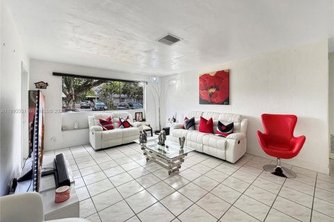 House in Davie, Florida 3 bedrooms, 180.23 sq.m. № 2043738 - photo 8