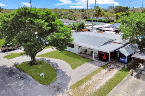 House in Davie, Florida 3 bedrooms, 180.23 sq.m. № 2043738 - photo 2