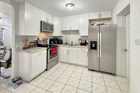 House in Davie, Florida 3 bedrooms, 180.23 sq.m. № 2043738 - photo 13