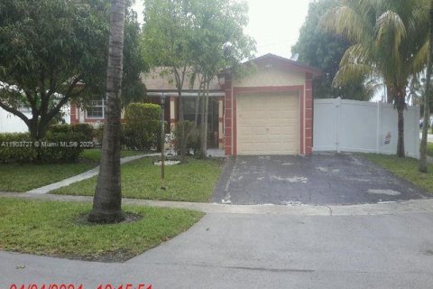 Купить виллу или дом в Лодердейл-Лейкс, Флорида 3 спальни, 117.89м2, № 1954456 - фото 1