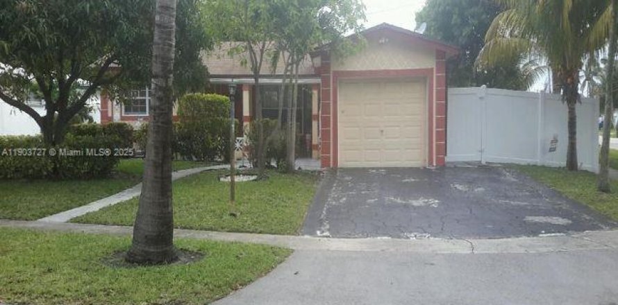 Дом в Лодердейл-Лейкс, Флорида 3 спальни, 117.89м2 № 1954456