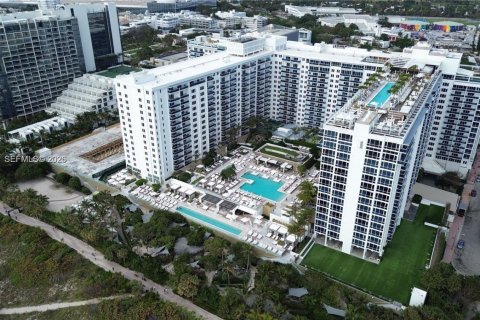 Condominio en alquiler en Miami Beach, Florida, 1 dormitorio, 70.61 m2 № 2075631 - foto 2