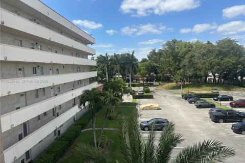 Condominio en venta en Pembroke Pines, Florida, 1 dormitorio, 74.32 m2 № 2062657 - foto 26