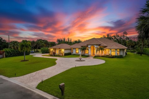 House in West Palm Beach, Florida 4 bedrooms, 389.35 sq.m. № 2247598 - photo 2