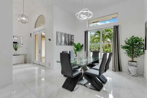 House in West Palm Beach, Florida 4 bedrooms, 389.35 sq.m. № 2247598 - photo 8
