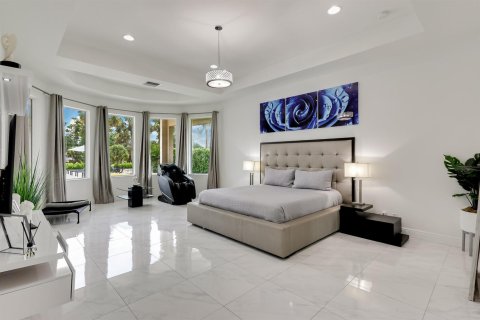House in West Palm Beach, Florida 4 bedrooms, 389.35 sq.m. № 2247598 - photo 20