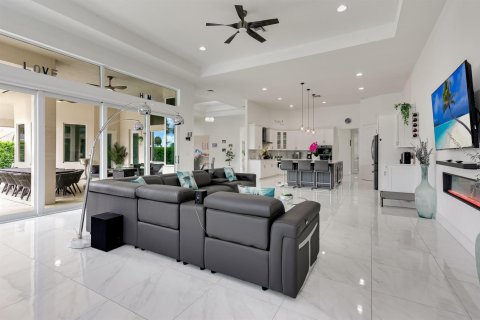 House in West Palm Beach, Florida 4 bedrooms, 389.35 sq.m. № 2247598 - photo 15