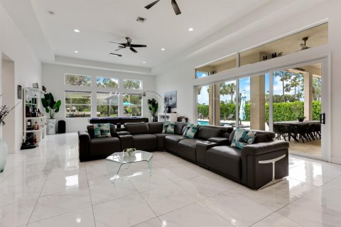House in West Palm Beach, Florida 4 bedrooms, 389.35 sq.m. № 2247598 - photo 13