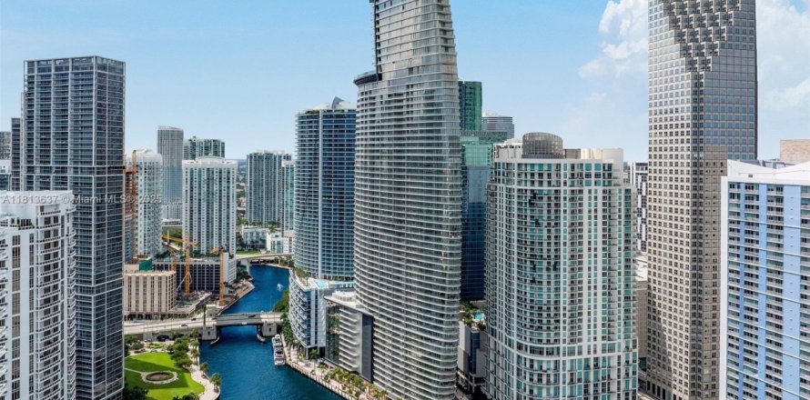 Condominio en Miami, Florida, 2 dormitorios  № 1762575