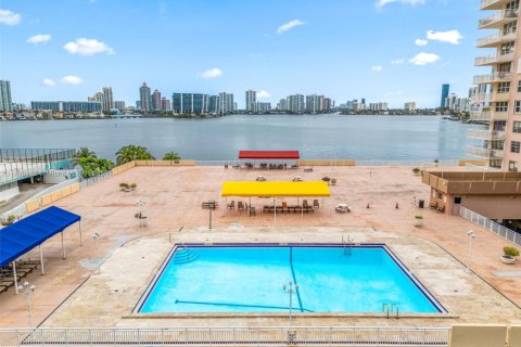 Condo in Sunny Isles Beach, Florida, 2 bedrooms  № 1713351 - photo 28