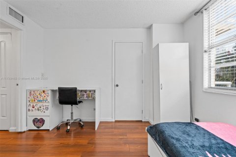 Condo in Sunny Isles Beach, Florida, 2 bedrooms  № 1713351 - photo 22