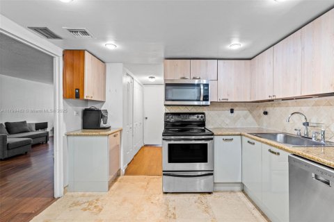 Condo in Sunny Isles Beach, Florida, 2 bedrooms  № 1713351 - photo 13