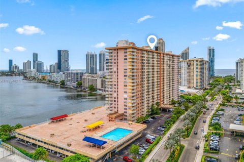 Condo in Sunny Isles Beach, Florida, 2 bedrooms  № 1713351 - photo 27