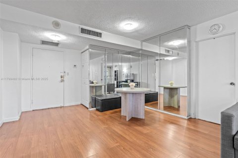 Condo in Sunny Isles Beach, Florida, 2 bedrooms  № 1713351 - photo 10