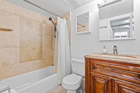 Condo in Sunny Isles Beach, Florida, 2 bedrooms  № 1713351 - photo 21