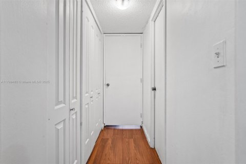 Condo in Sunny Isles Beach, Florida, 2 bedrooms  № 1713351 - photo 26