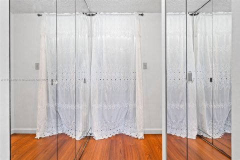 Condo in Sunny Isles Beach, Florida, 2 bedrooms  № 1713351 - photo 19