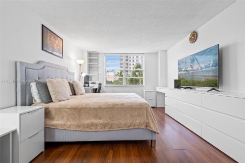 Condo in Sunny Isles Beach, Florida, 2 bedrooms  № 1713351 - photo 16