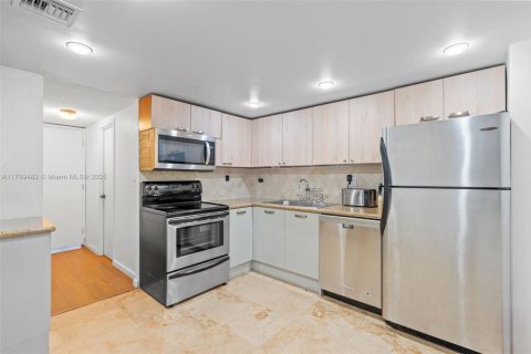 Condo in Sunny Isles Beach, Florida, 2 bedrooms  № 1713351 - photo 11