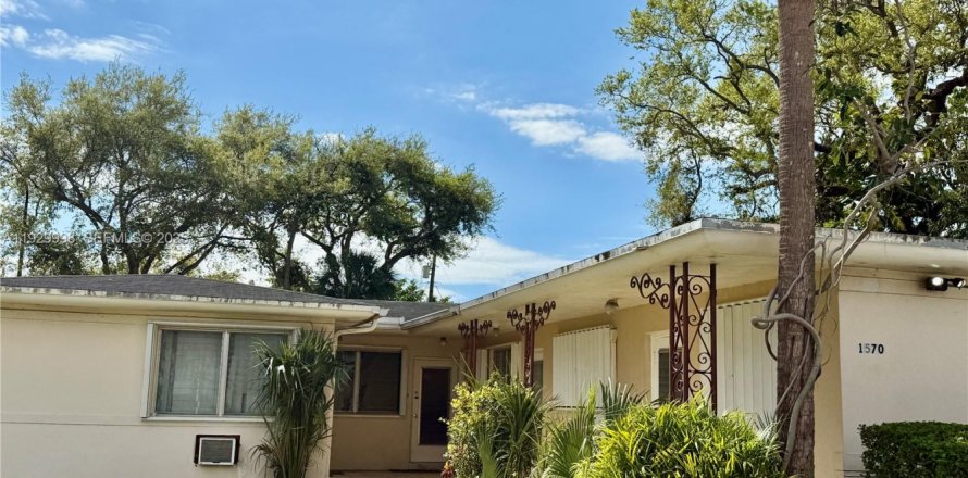 Propiedad comercial en North Miami, Florida 265.42 m2 № 1988633