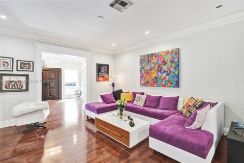 Casa en venta en Miami, Florida, 5 dormitorios, 295.15 m2 № 1986270 - foto 19
