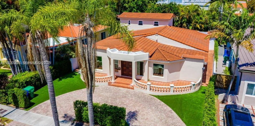 Casa en Miami, Florida 5 dormitorios, 295.15 m2 № 1986270