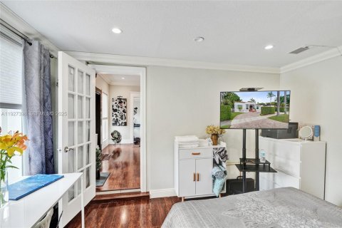 Casa en venta en Miami, Florida, 5 dormitorios, 295.15 m2 № 1986270 - foto 16