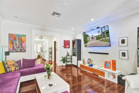 Casa en venta en Miami, Florida, 5 dormitorios, 295.15 m2 № 1986270 - foto 18
