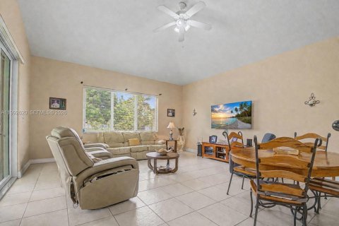 Casa en venta en Miami, Florida, 4 dormitorios, 260.59 m2 № 2057301 - foto 19