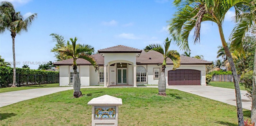 Casa en Miami, Florida 4 dormitorios, 260.59 m2 № 2057301