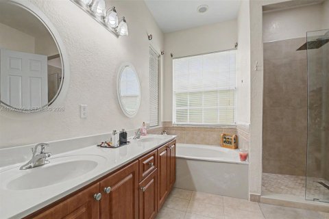 Casa en venta en Miami, Florida, 4 dormitorios, 260.59 m2 № 2057301 - foto 23