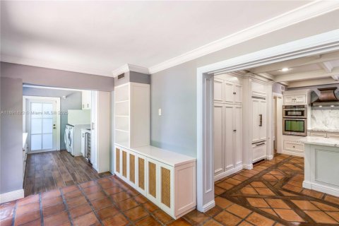 House in Coral Gables, Florida 4 bedrooms, 199.65 sq.m. № 1948043 - photo 9