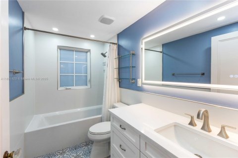 House in Coral Gables, Florida 4 bedrooms, 199.65 sq.m. № 1948043 - photo 12