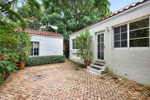 House in Coral Gables, Florida 4 bedrooms, 199.65 sq.m. № 1948043 - photo 19